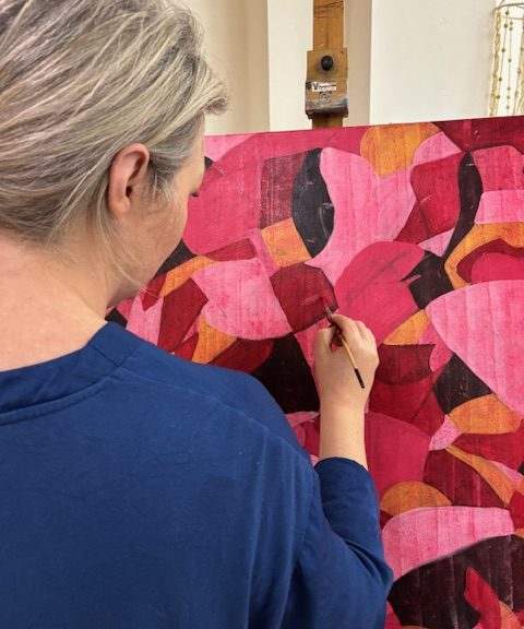 Patricia aan het werk aan een schilderij